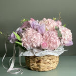 Coș cu hortensie si crenguțe de magnolie